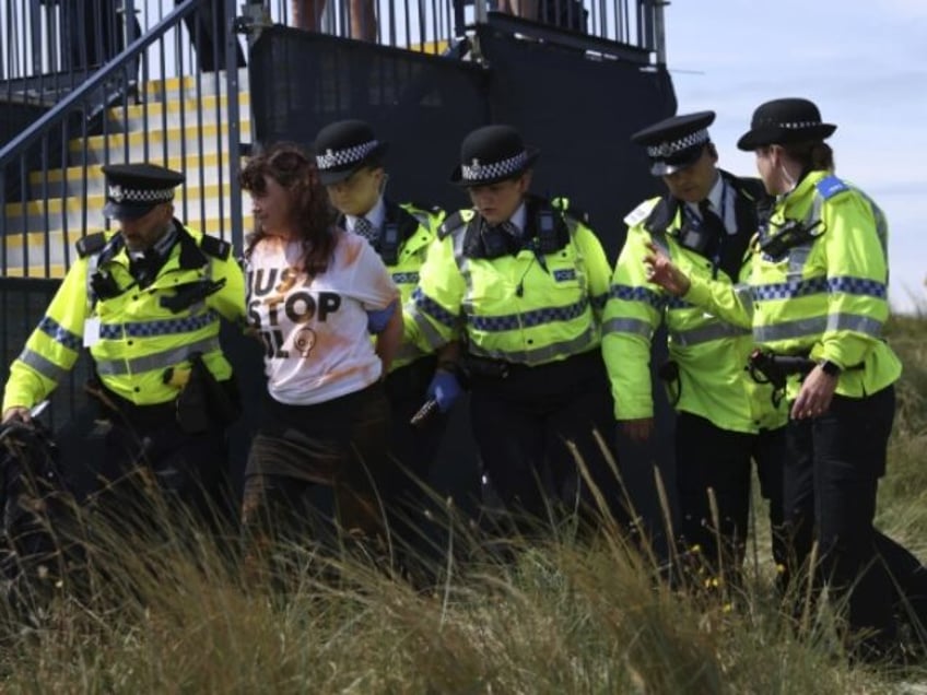 just stop oil activists disrupt play at british open by throwing orange substance on 17th green