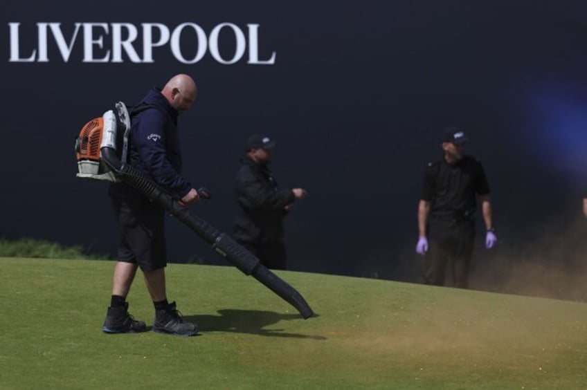 just stop oil activists disrupt play at british open by throwing orange substance on 17th green