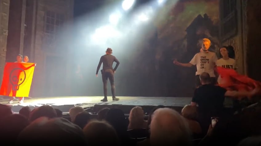 just stop oil protesters interrupt les mis performance in london called stupid people by angry crowd