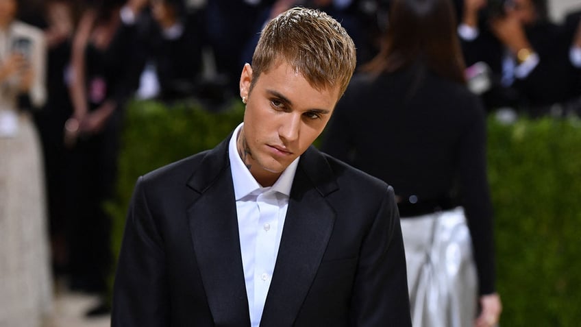 Justin Bieber tilting his head as he poses at the Met Gala