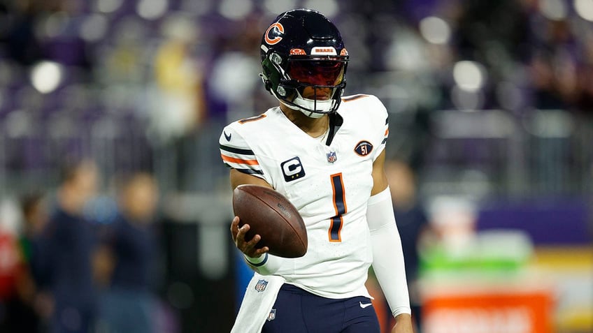 justin fields leads bears game winning drive to upset vikings on the road