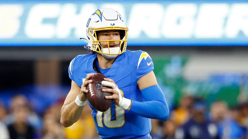 justin herbert leads chargers over bears to snap losing streak for third win of season