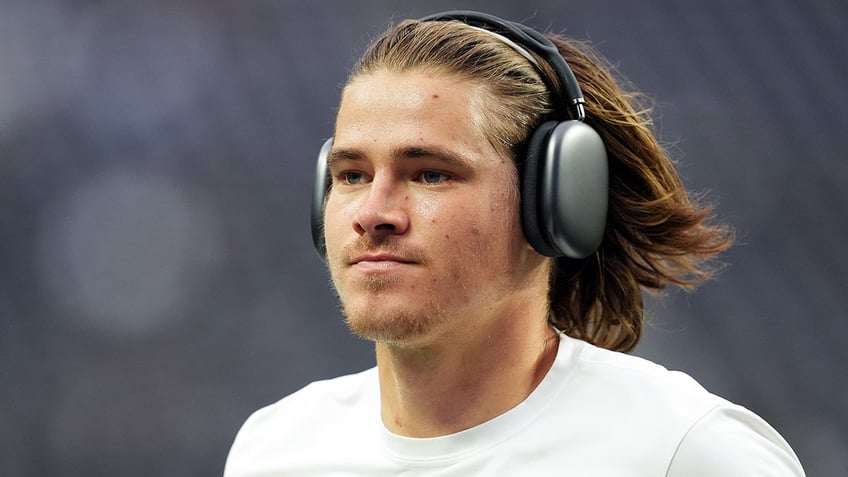 Justin Herbert warms up