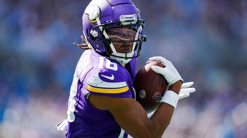 justin jeffersons 2 tds help vikings survive panthers pick up first win