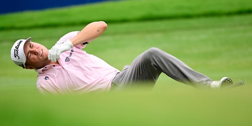 justin thomas cut from fedex cup playoffs after gut wrenching chip just missed saving season