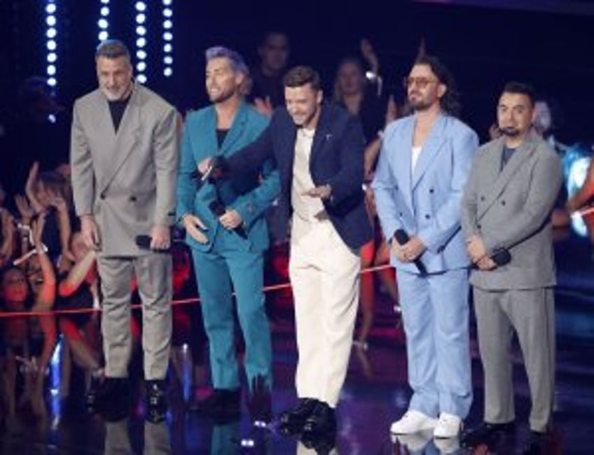 Justin Timberlake reunites 'N Sync at his L.A. concert