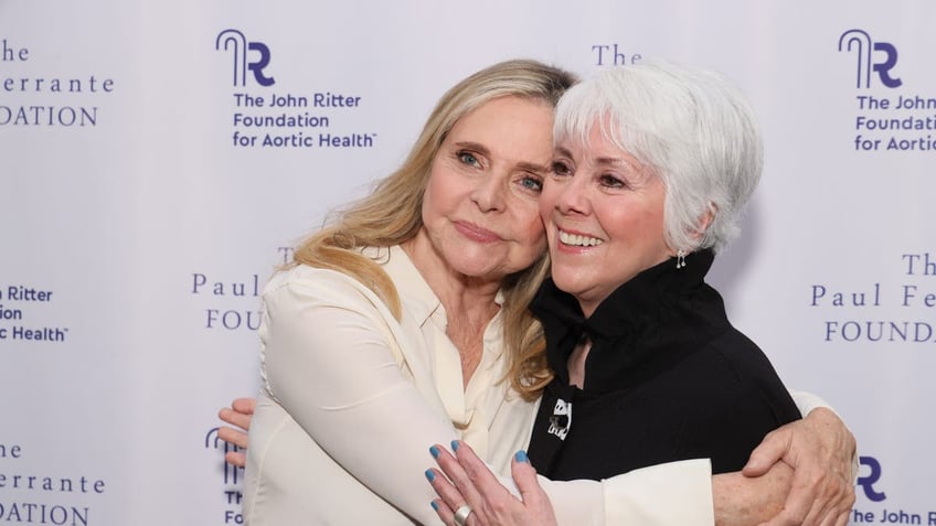 priscilla barnes and joyce dewitt hug on the red carpet