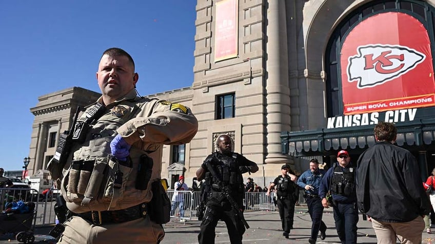 kansas city shooting at chiefs super bowl parade leaves at least 1 dead 22 wounded