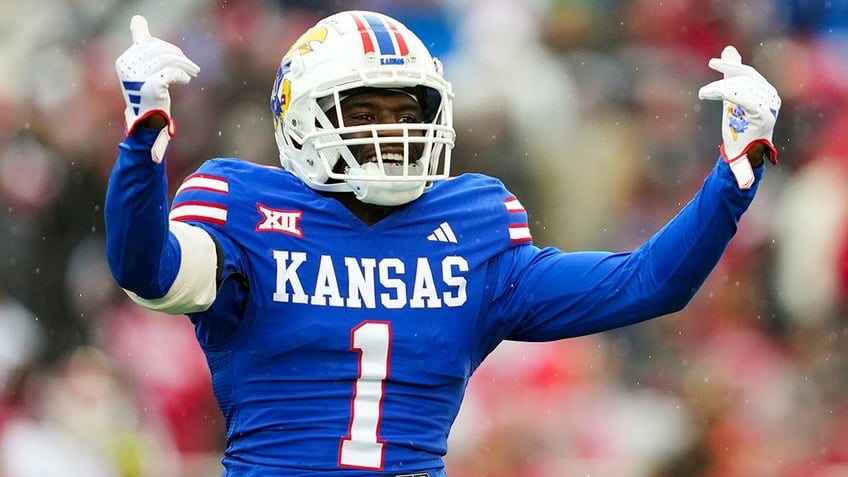 kansas pulls off upset over no 6 oklahoma with late heroics