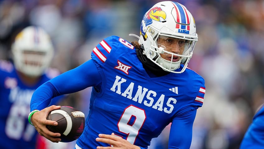 kansas pulls off upset over no 6 oklahoma with late heroics