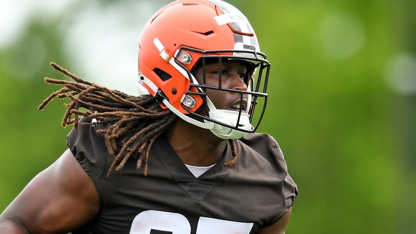 kareem hunt returns to the browns signs one year deal following nick chubbs season ending knee injury