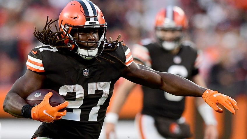 kareem hunt returns to the browns signs one year deal following nick chubbs season ending knee injury