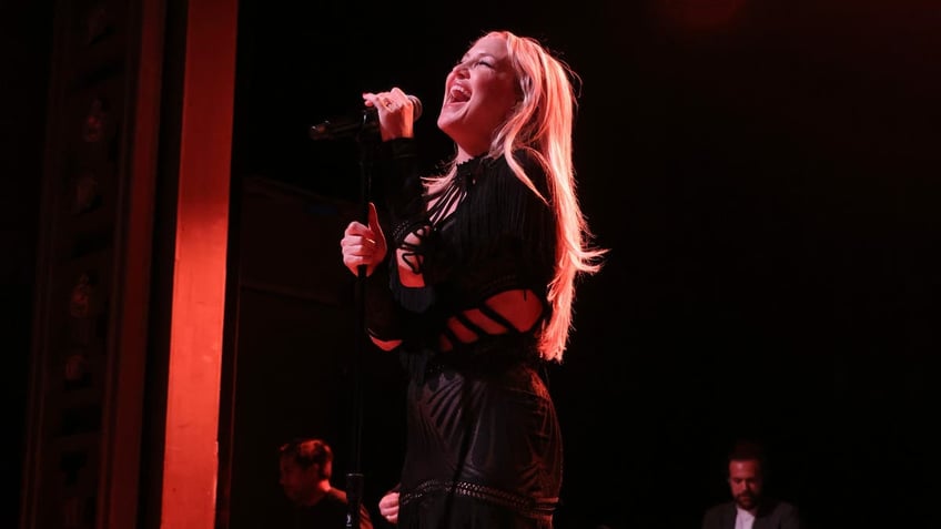 A photo of Kate Hudson in concert