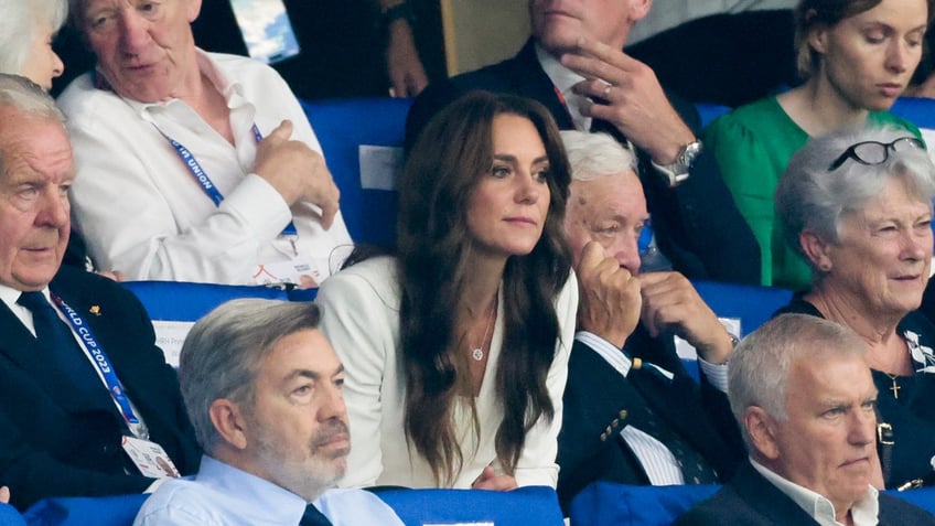 kate middleton beams as she cheers on england at rugby world cup match in france