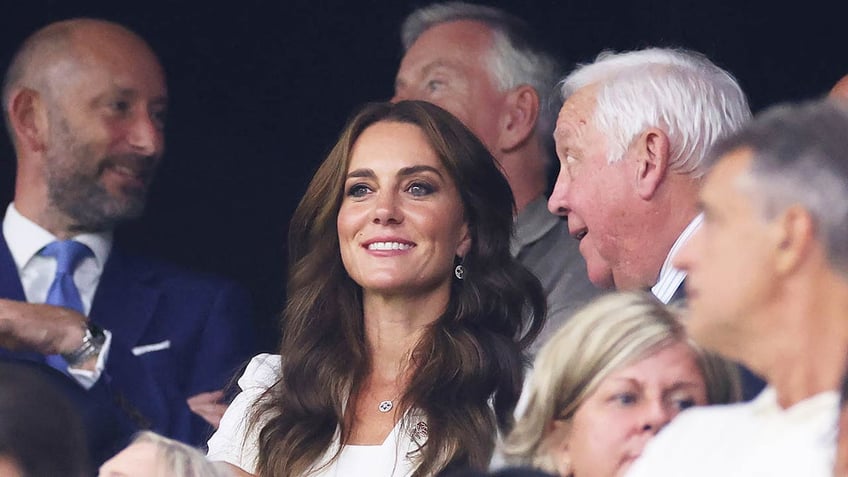 kate middleton beams as she cheers on england at rugby world cup match in france