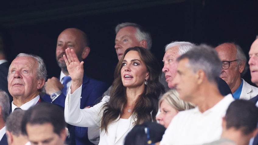 kate middleton beams as she cheers on england at rugby world cup match in france