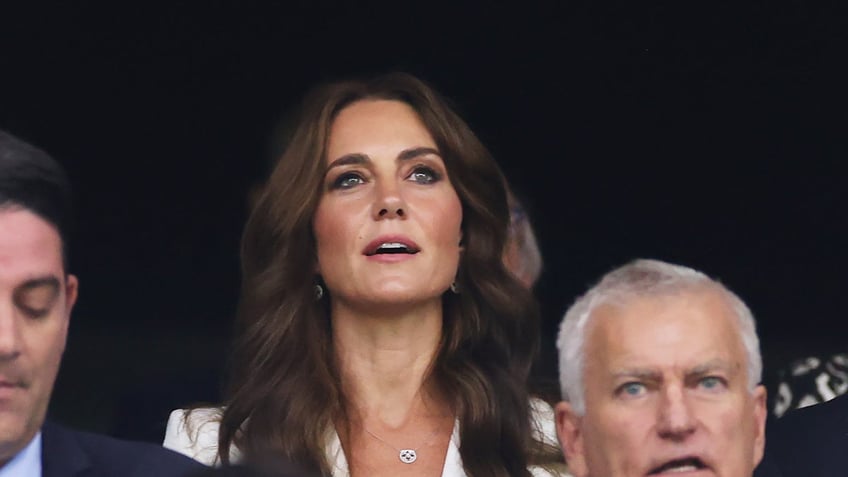 kate middleton beams as she cheers on england at rugby world cup match in france