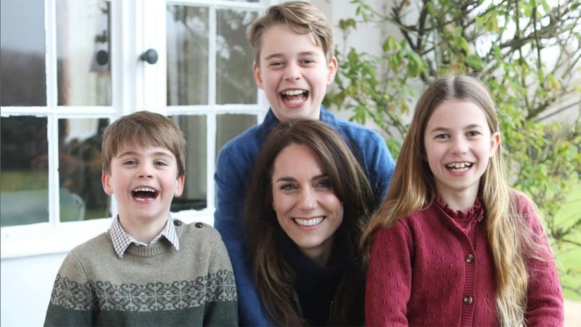 Kate Middleton surrounded by her children smiles for a new photo