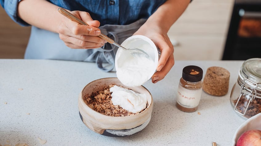 adding greek yogurt to rolled oats