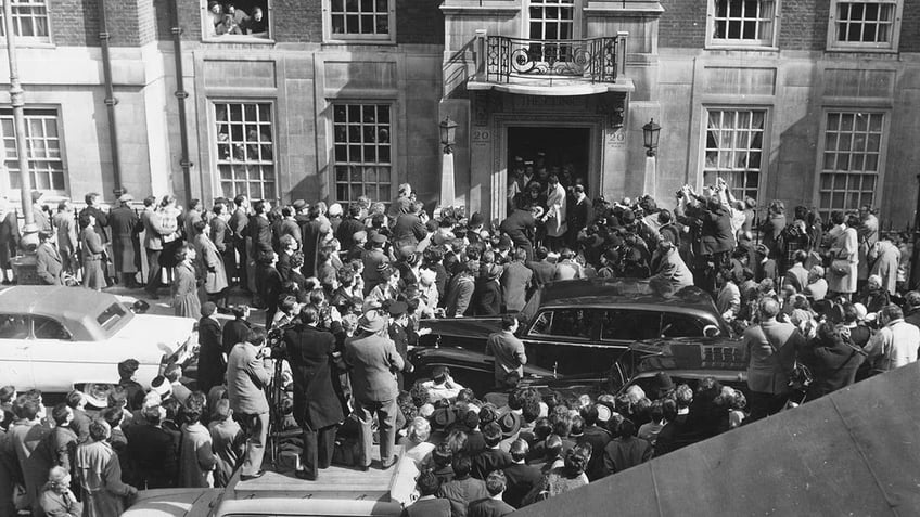 Elizabeth Taylor leaving the London Clinic in 1961
