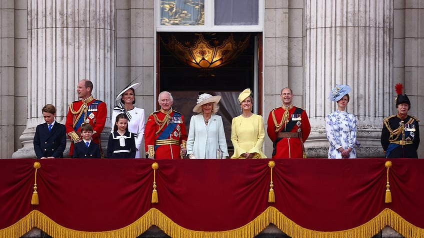 A photo of the royal family at Buckingham Palace