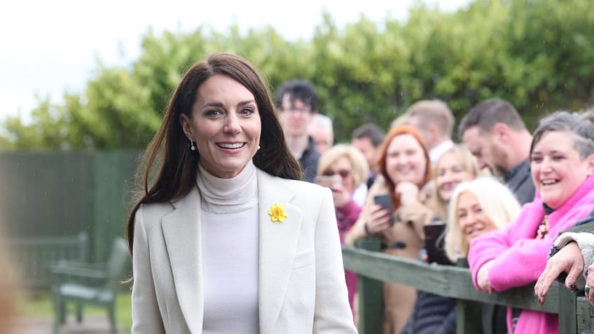 kate middleton with daffodil pin