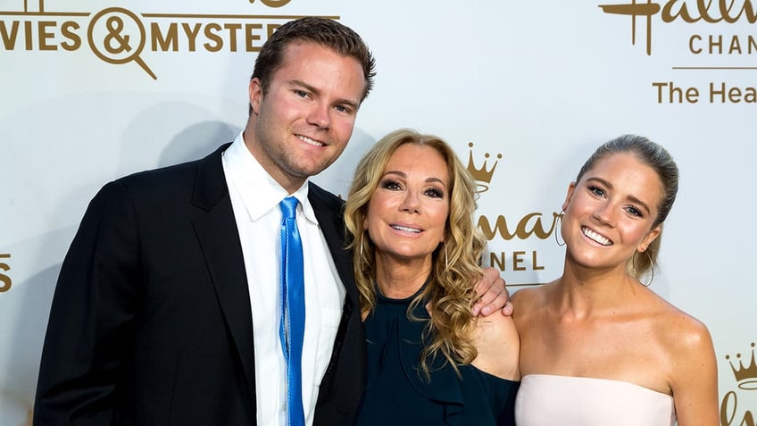 Cody Gifford, Kathie Lee Gifford, and Cassidy Gifford posing together