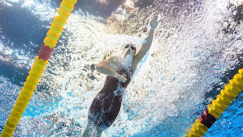 katie ledecky breaks michael phelps record at worlds with gold medal in 800 meter freestyle