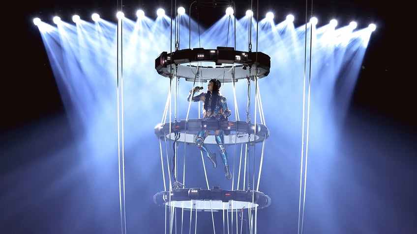 Katy Perry sings in spacesuit during Lifetimes Tour