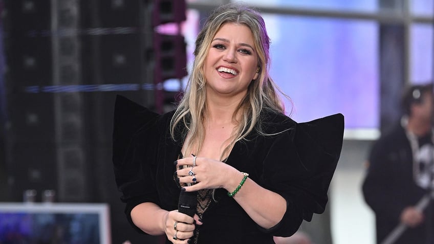 kelly clarkson joins vegas street musician in surprise performance ahead of iheartradio music festival