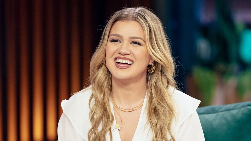 kelly clarkson leaves los angeles for fresh start after struggling with divorce