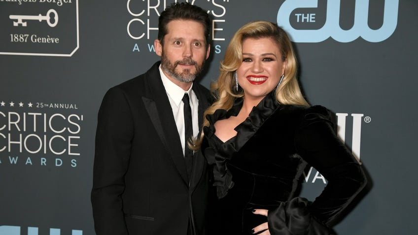 kelly clarkson leaves los angeles for fresh start after struggling with divorce