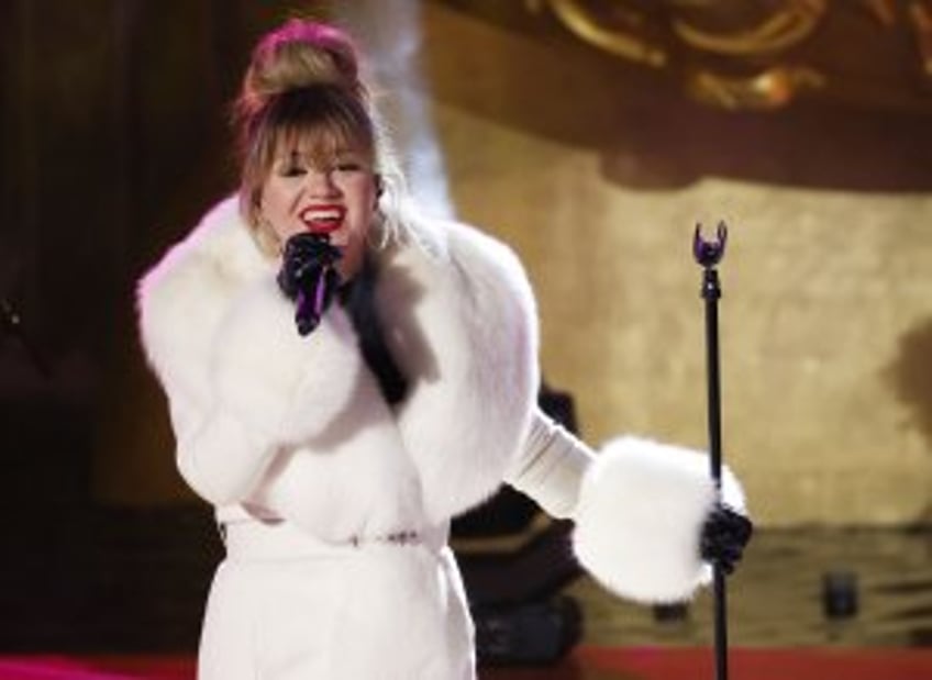 Kelly Clarkson to host NBC's Rockefeller Christmas Tree special