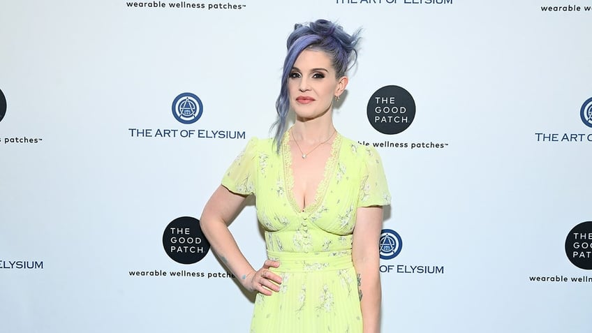 Kelly Osbourne posing with her hand on her hip