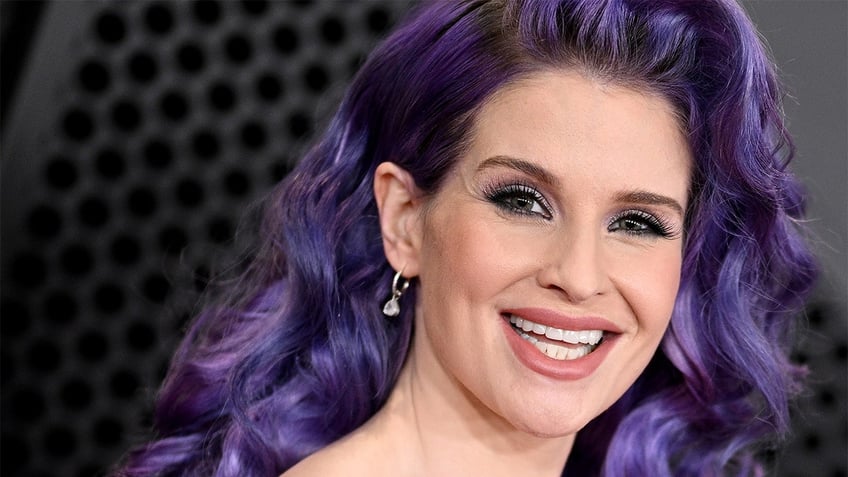 Kelly Osbourne smiling at the grammys