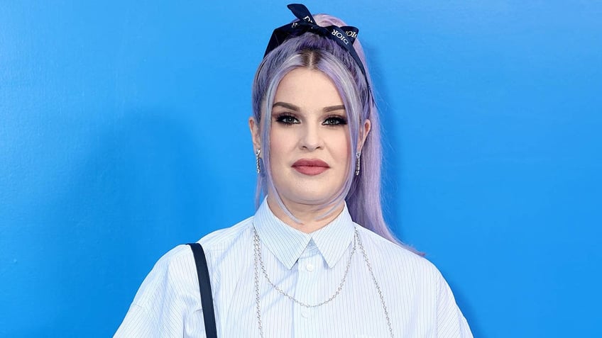 kelly osbourne against blue background