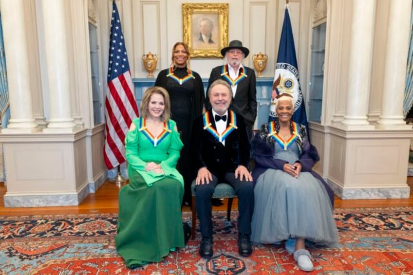 kennedy center honors fetes new inductees including queen latifah billy crystal and dionne warwick