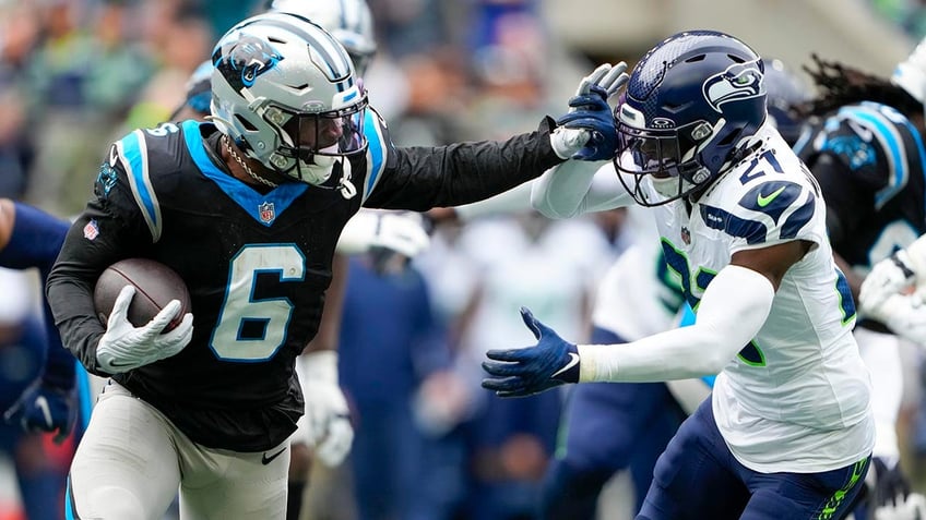 kenneth walkers 2 touchdowns help seahawks to victory over panthers