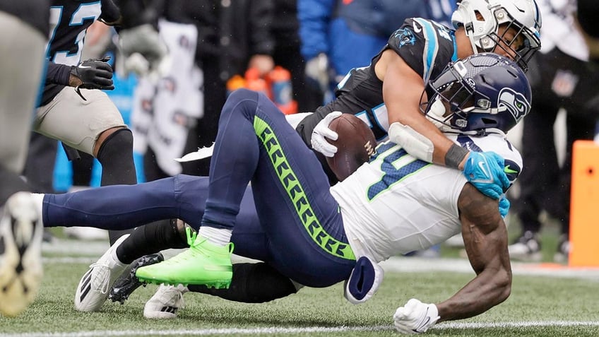 kenneth walkers 2 touchdowns help seahawks to victory over panthers