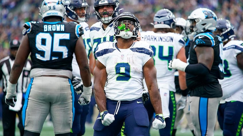 kenneth walkers 2 touchdowns help seahawks to victory over panthers