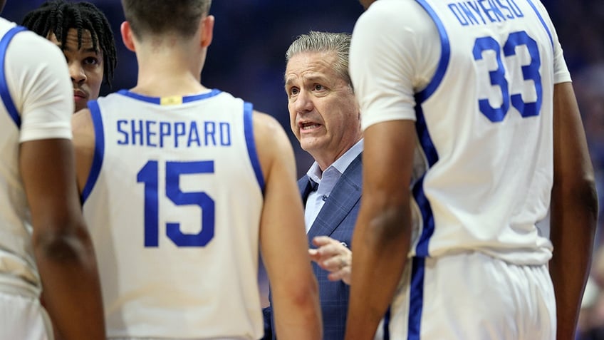 John Calipari huddle