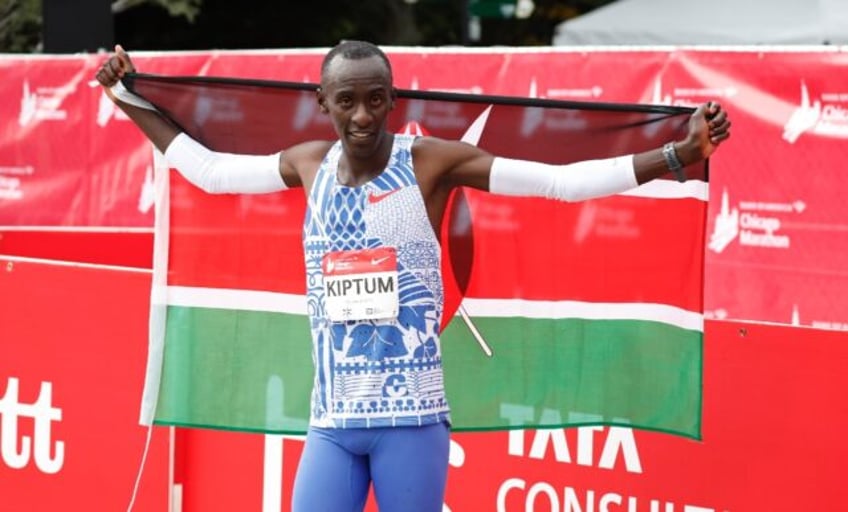 kenyan kiptum sets world record to win chicago marathon