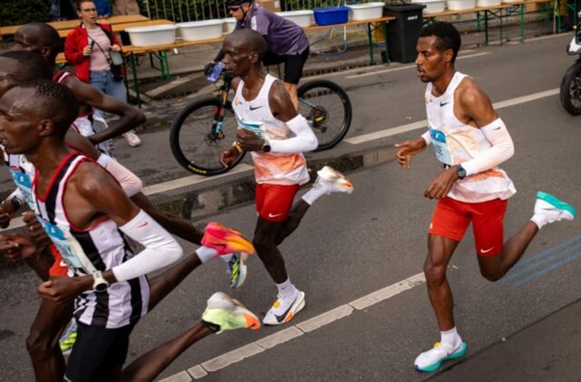 kenyas kipchoge wins record fifth berlin marathon