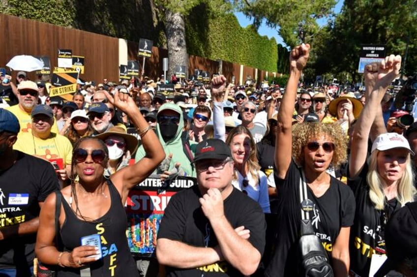 kerry washington martin sheen shout for solidarity between hollywood strikers and other workers