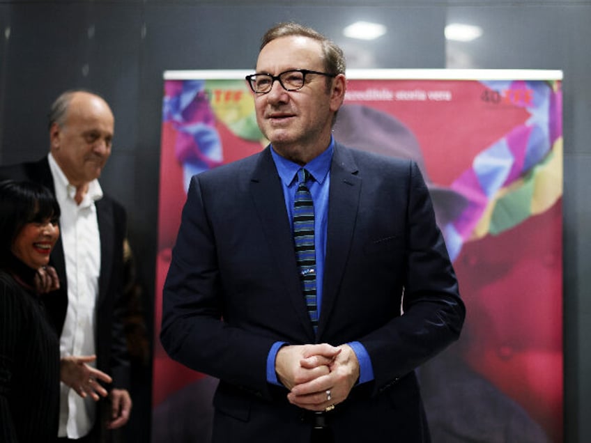 kevin spacey gets standing ovation during oxford lecture on cancel culture