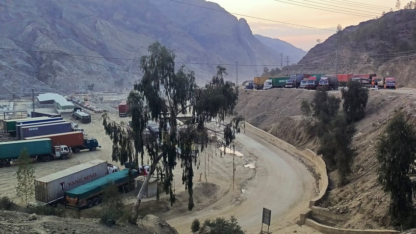 key border crossing between pakistan and afghanistan reopens after 9 day closure
