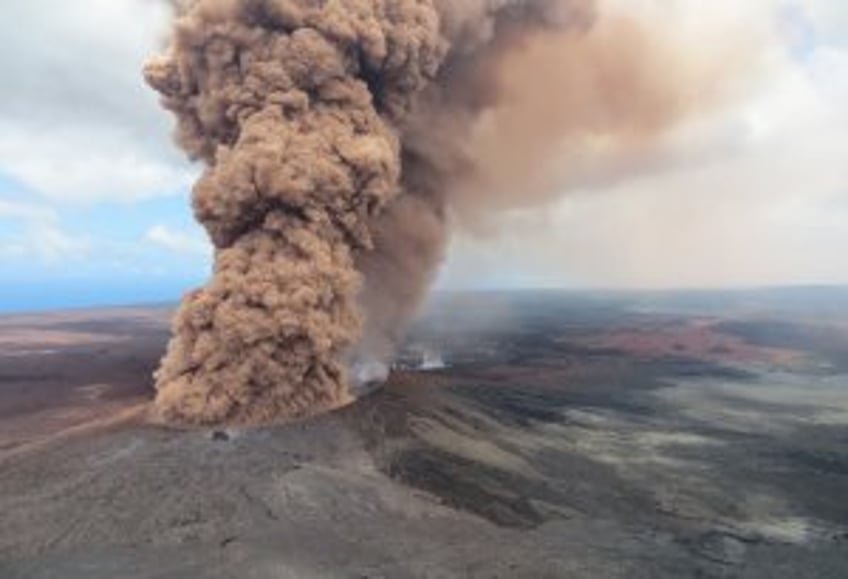 Kilauea volcano spews lava more than 1,000 feet into Hawaiian air