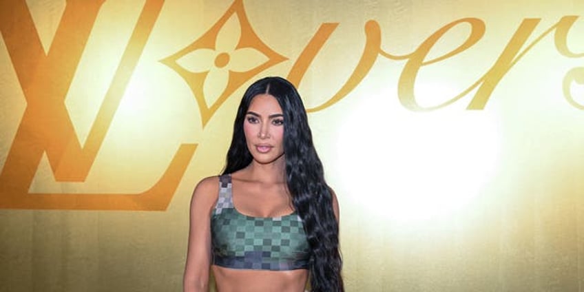 kim kardashian reveals mystery shoulder injury nothings going to keep me down