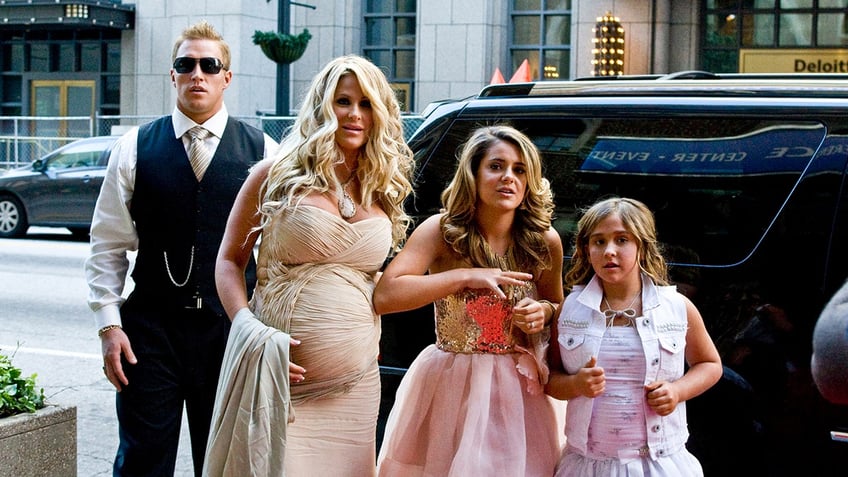 kim zolciak files divorce counterclaim seeking full custody of children with ex kroy biermann