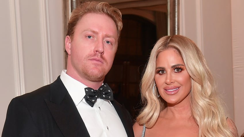 kim zolciaks ex kroy biermann says reality stars are financially destitute due to her reckless spending